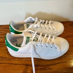 Adidas Stan Smith Low Top Sneaker (big kids size 4/womens size 5.5)